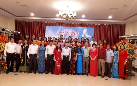 Lãnh đạo Hội LHPN tỉnh và các đại biểu chụp ảnh lưu niệm với thành viên CLB cán bộ nữ huyện.