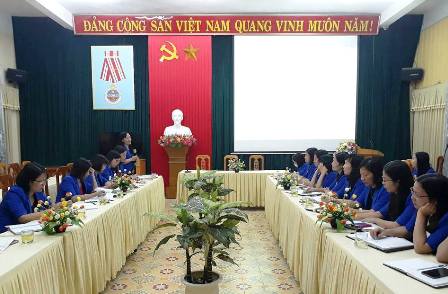 Đ/c Nguyễn Thị Tỉnh, TUV, Bí thư Chi bộ, Chủ tịch Hội LHPN tỉnh phát biểu tại buổi chào cờ đầu tuần