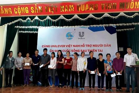 Đ/c Lại Thị Thanh Tâm, PCT TT trực Hội LHPN tỉnh trao quà cho các hộ dân xã Lạc Vân