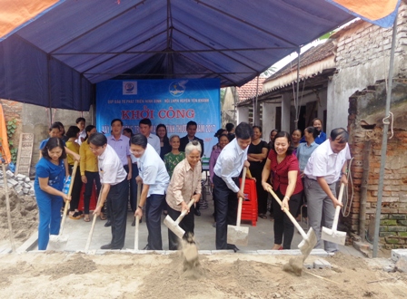 Các đại biểu tham gia động thổ tại buổi khởi công xây dựng Mái ấm tình thương cho gia đình bà Trần Thị Tỵ