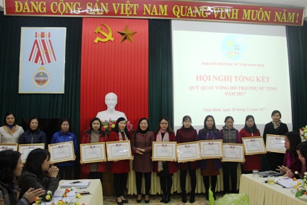 Đ/c Nguyễn Thị Tỉnh -TUV, Chủ tịch Hội LHPN tỉnh tặng Bằng khen cho các tập thể, cá nhân tiêu biểu