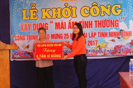 Lãnh đạo Hội LHPN huyện Yên Mô trao tặng Mái ấm tình thương cho PN nghèo tại xã Khánh Thịnh.