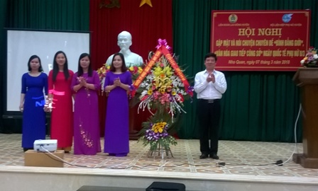 Lãnh đạo UBND huyện Nho Quan tặng hoa cho Lãnh đạo Hội LHPN huyện và Liên đoàn Lao động huyện
