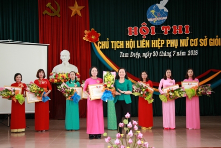 Lãnh đạo Hội LHPN tỉnh trao giải cho các thí sinh xuất sắc tại Hội thi