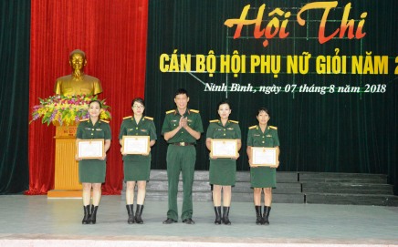 Thượng tá Nguyễn Văn Thắng, Đảng ủy viên Đảng ủy Quân sự tỉnh, Chủ nhiệm Chính trị Bộ Chỉ huy Quân sự tỉnh trao Giấy Chứng nhận cho các thí sinh đạt giải tại Hội thi.