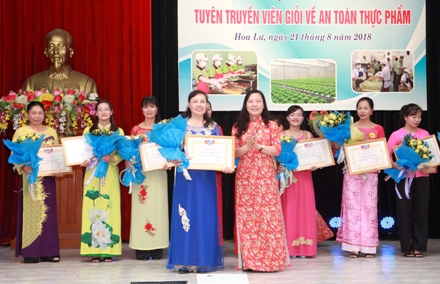 Đồng chí Nguyễn Thị Tỉnh, TUV, UV BCH TW Hội LHPN Việt Nam, Chủ tịch Hội LHPN tỉnh trao giải Nhất cho Đội tuyển xã Trường Yên.