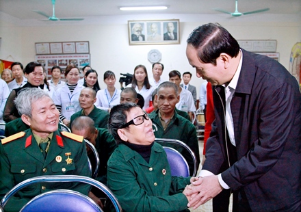 Chủ tịch nước ân cần thăm hỏi các thương binh ở Trung tâm Điều dưỡng thương binh Nho Quan.