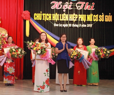 Đồng chí Vũ Thị Hà, PCT Hội LHPN tỉnh Ninh Bình trao giải cho thí sinh đạt Giải Nhất.