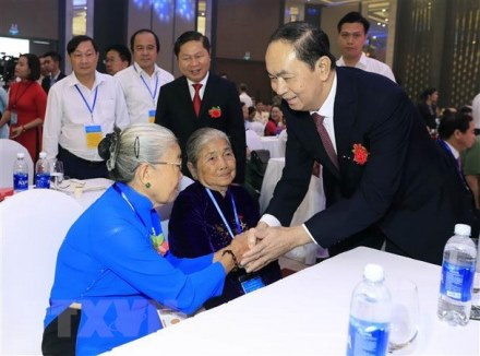 Chủ tịch nước Trần Đại Quang với các Mẹ Việt Nam Anh hùng tại Hội nghị biểu dương Người có công với cách mạng tiêu biểu toàn quốc năm 2018, sáng 19/7/2018, tại thành phố Vũng Tàu.