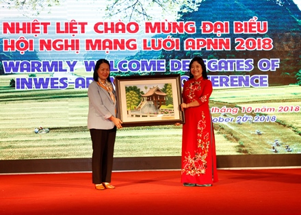 Đồng chí Phó Chủ tịch Thường trực HĐND tỉnh tặng đoàn đại biểu bức tranh phong cảnh.