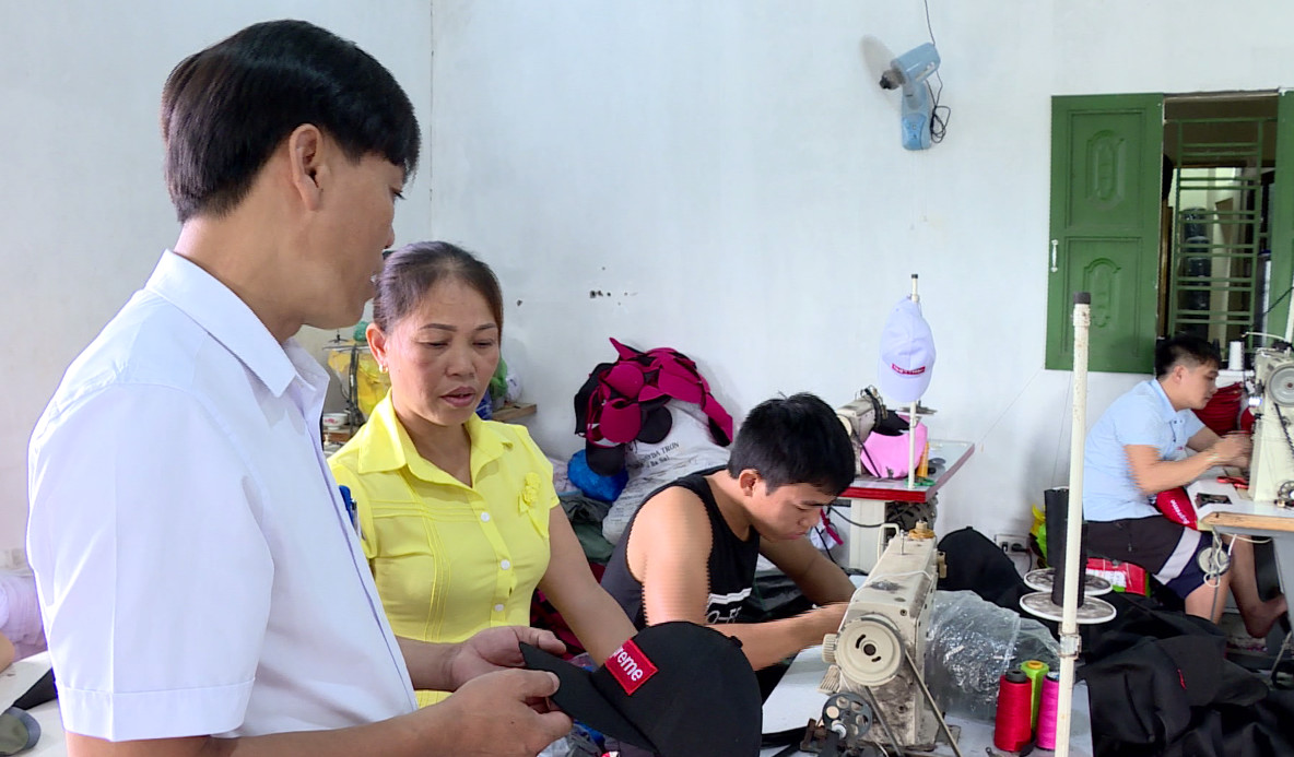 Chị Lương Thị Luyến, xã Khánh Thịnh, huyện Yên Mô khởi nghiệp phát triển tổ hợp chuyên sản xuất mũ các loại