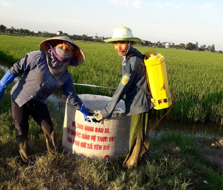 Nhiều nông dân, hội viên phụ nữ xã Yên Mỹ (Yên Mô) đã có thói quen thu gom vỏ bao bì thuốc BVTV bỏ vào bể để đưa đi xử lý, góp phần bảo vệ môi trường.