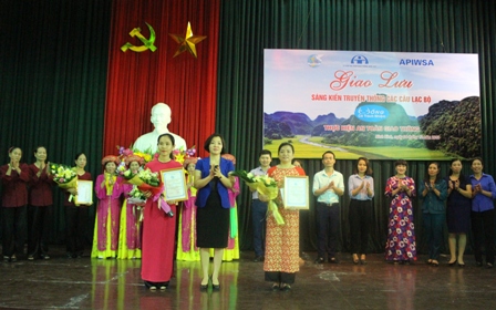 Đồng chí Đào Thị Thu Hòa, Phó Chủ tịch Hội LHPN tỉnh tặng hoa và trao Giấy Chứng nhận cùng giải thưởng cho các đội tuyển đạt Giải A tại Giao lưu.