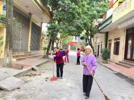 Phụ nữ phường Thanh Bình tham gia dọn vệ sinh môi trường tại khu dân cư.
