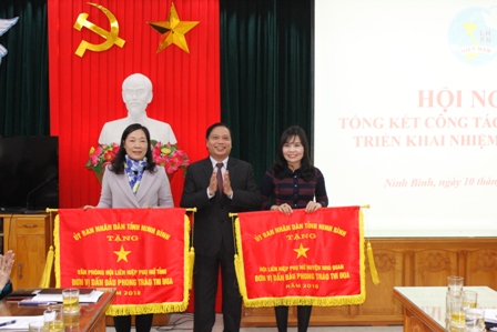 Đồng chí Trần Hồng Quảng, Phó Bí thư Thường trực TU, Chủ tịch HĐND tỉnh trao cờ cho Hội LHPN huyện Nho Quan (ngoài cùng bên phải)