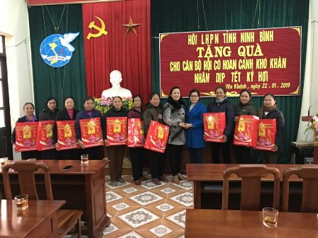 Đồng chí Vũ Thị Hà, Phó Chủ tịch Hội LHPN tỉnh tặng quà tết cho cán bộ, hội viên phụ nữ nghèo huyện Yên Khánh.