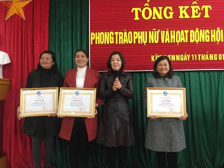 Đồng chí Đào Thị Thu Hòa, Phó Chủ tịch Hội LHPN tỉnh trao Bằng khen của TW Hội LHPN Việt Nam cho các tập thể.