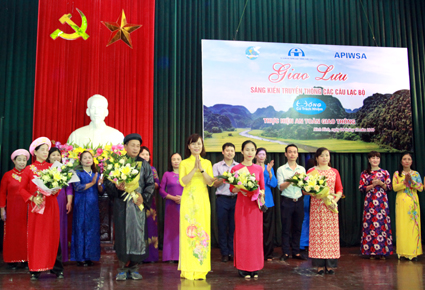 Giao lưu sáng kiến truyền thông các câu lạc bộ phụ nữ lên tiếng “Uống có trách nhiệm thực hiện an toàn giao thông” do Hội LHPN thành phố Ninh Bình tổ chức.