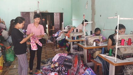 Xưởng may gia công hộ gia đình chị Hoàng Thị Hồng Hạnh, thôn 7 Phú Sơn (Nho Quan) tạo nhiều việc làm cho chị em trong xã.