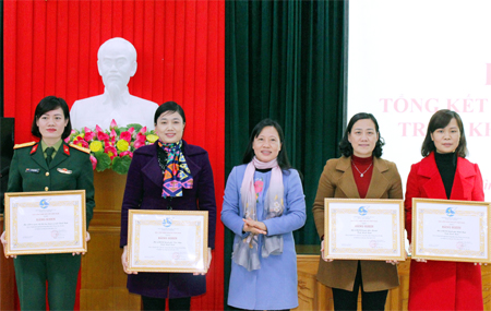 Đồng chí Chủ tịch Hội LHPN tỉnh trao Bằng khen của Hội liên hiệp Phụ nữ Việt Nam cho các tập thể có thành tích trong các phong trào, công tác Hội năm 2018. Ảnh: Trường Giang