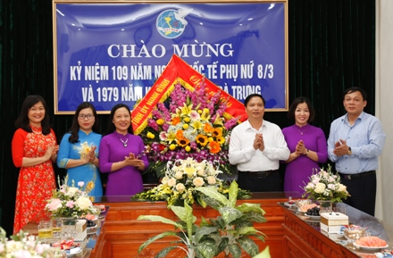Đồng chí Phó Bí thư Thường trực Tỉnh ủy tặng hoa chúc mừng Hội LHPN tỉnh.