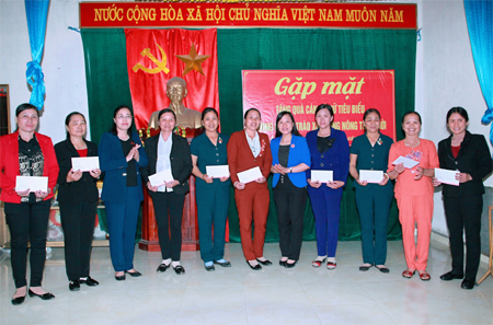 Đại diện Câu lạc bộ Cán bộ nữ tỉnh Ninh Bình tặng quà cho cán bộ nữ tiêu biểu trong phong trào xây dựng nông thôn mới của xã Khánh Thành (Yên Khánh). Ảnh: Thế Minh
