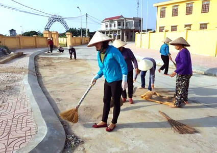 Hội viên phụ nữ xã Khánh Hòa (Yên Khánh) dọn vệ sinh môi trường.