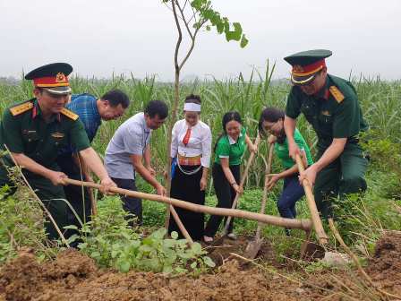 Lãnh đạo Hội LHPN tỉnh, lãnh đạo Bộ Chỉ huy Quân sự tỉnh, lãnh đạo Sở Nông nghiệp và phát triển nông thôn cùng nhân dân trồng cây ban trên tuyến đường trục xã.