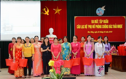 Hội LHPN tỉnh trao tặng làn nhựa cho hội viên, phụ nữ.