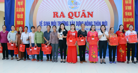 Lãnh đạo Hội LHPN huyện Nho Quan trao làn nhựa cho hội viên phụ nữ xã Lạc Vân. Ảnh: Mạnh Tuấn