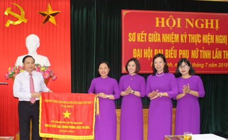 Đồng chí Trần Hồng Quảng, Phó Bí thư Thường trực TU, Chủ tịch HĐND tỉnh trao Cờ thi đua của Thủ tướng Chính phủ cho tập thể TT Hội LHPN tỉnh