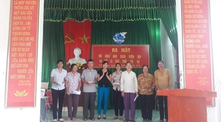 Đồng chí Nguyễn Thị Sáng - Phó Chủ tịch Hội LHPN huyện tặng quà cho các gia đình tham gia mô hình.