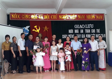 Các gia đình tham gia Giao lưu "Ngôi nhà an toàn cho trẻ" phường Ninh Sơn, TP. Ninh Bình