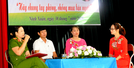 Đại diện Công an tỉnh, hội LHPN huyện Hoa Lư trao đổi tại diễn đàn.