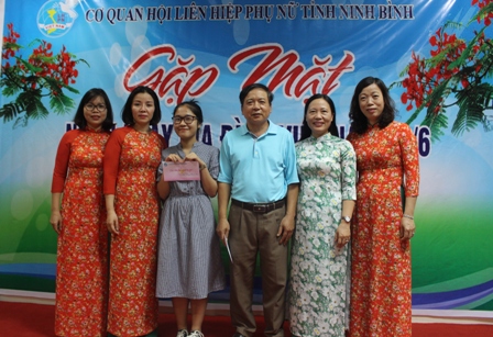 Thường trực Hội LHPN tỉnh chụp ảnh cùng gia đình đồng chí Nguyễn Thị Tỉnh, Thủ trưởng cơ quan.