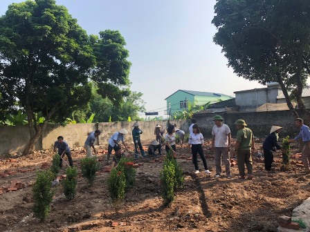 Cán bộ và nhân dân thôn Thanh Hạ, xã Ninh Hòa tham gia trồng cây, chỉnh trang khuôn viên nhà văn hóa.