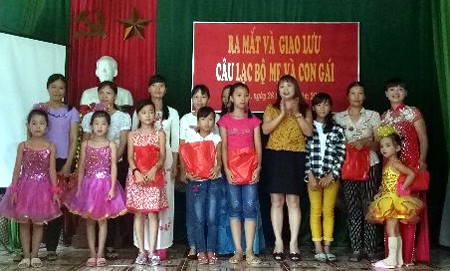 Ra mắt CLB Mẹ và con gái ở xã Yên Hòa (Yên Mô).