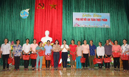 Hội LHPN tỉnh trao tặng làn nhựa cho hội viên phụ nữ dự Diễn đàn “Phụ nữ với an toàn thực phẩm” tại xã Khánh Dương, huyện Yên Mô năm 2019.