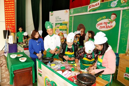 Các hội viên thực hành nấu bữa cơm dinh dưỡng.