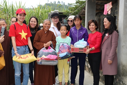 Đoàn thăm, tặng quà gia đình chị Bùi Thị Khuyên ở thôn Nga 2, xã Cúc Phương.