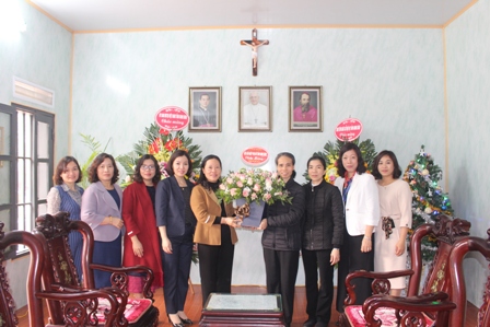 Lãnh đạo Hội LHPN tỉnh thăm, chúc mừng nữ tu Dòng Mến thánh Giá Phát Diệm nhân dịp Lễ Noel năm 2019