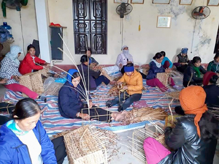 Nghề đan cói, bèo bồng góp phần tăng thu nhập cho nhiều hội viên phụ nữ xã Khánh Mậu.