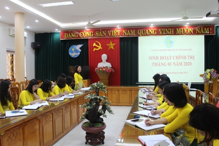 Đồng chí Nguyễn Thị Tỉnh, TUV, Bí thư Chi bộ, Chủ tịch Hội LHPN tỉnh phát biểu tại Hội nghị.