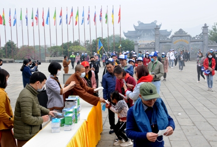 Tổ chức phát khẩu trang miễn phí cho khách du lịch tại chùa Bái Đính.