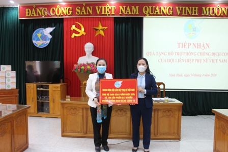 Lãnh đạo TW Hội LHPN Việt Nam trao biển tượng trưng quà tặng cho lãnh đạo Hội LHPN tỉnh Ninh Bình