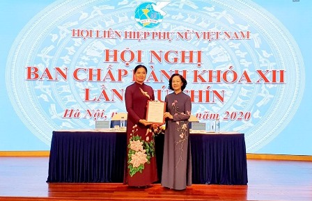 Bà Hà Thị Nga (trái) được bầu giữ chức Chủ tịch Hội LHPN Việt Nam