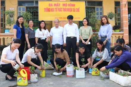 Mô hình "Trồng hoa từ rác thải nhựa tái chế" của chi hội phụ nữ phố Hưng Thịnh.