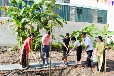 Các đại biểu tham gia trồng cây tại tổ tự quản số 2, phố Tuệ Tĩnh