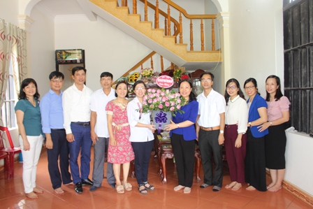 Lãnh đạo Hội Phụ nữ tỉnh tặng hoa, chúc mừng em Nguyễn Thị Thu Hằng.