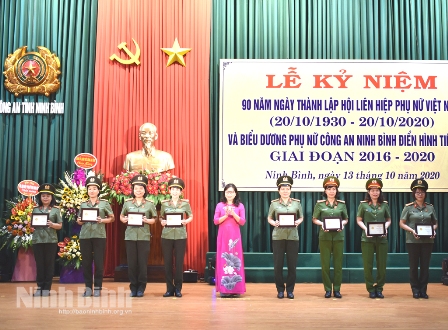 Trao Kỷ niệm chương "Vì sự phát triển của phụ nữ Việt Nam" cho các cá nhân có thành tích trong công tác Hội.